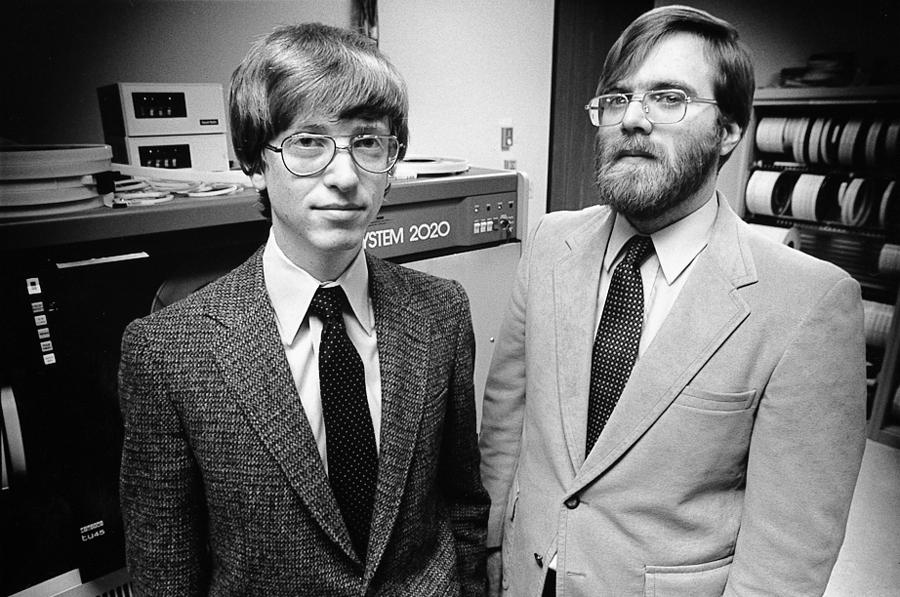 William Henry Gates, III i Paul Allen na tle komputera DECSYSTEM 2020.